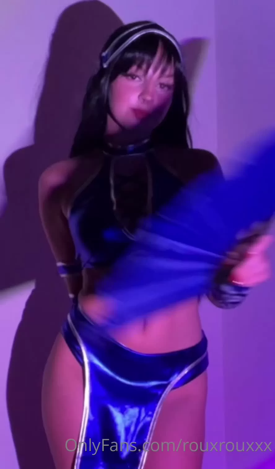Dark Haired Cosplayer in Blue and Silver Mortal Kombat Kitana Outfit