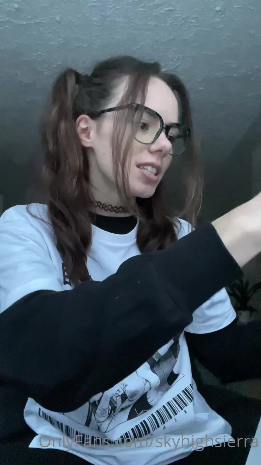 Girl in Glasses & Anime Tee Shows Off Nude Calendar Butts