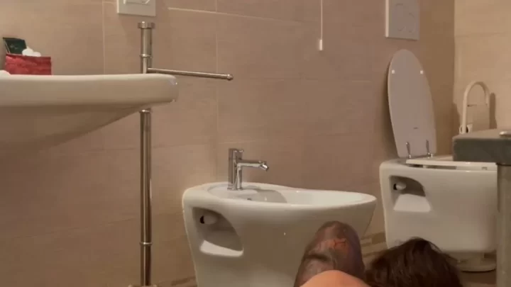 Purosangue: Ada Paradiso, Lucas Peracchi Fuck in Bathroom