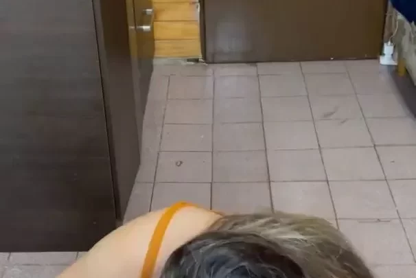 Wandapottss – Sucks and Fucks in a Public Restroom