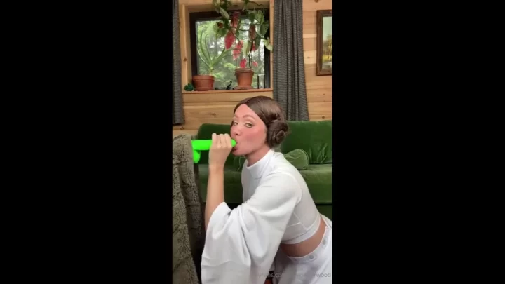 Sara Underwood Plays With Green Dildo In Leia Cosplay