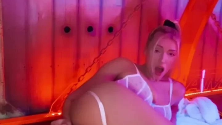 Therealbrittfit: Horny Solo Grind on the Tanning Bed