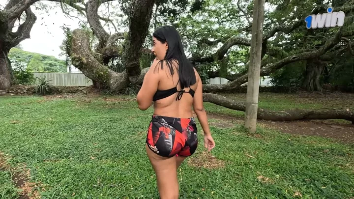 Lina Henao – Horny Squirt Scene Outdoors in Public Park with Sex Toy