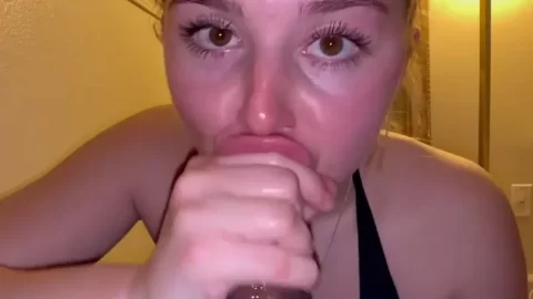 Amyyyy00 Fucking Cock Using Her Mouth
