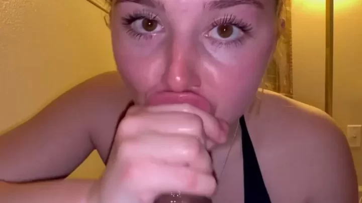 Amyyyy00 Fucking Cock Using Her Mouth