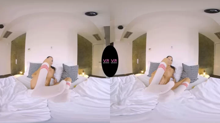 0 Sport Girl On The Bed