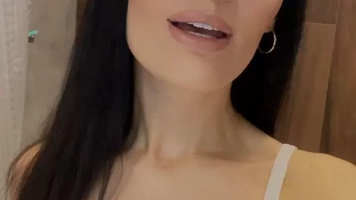 Satisfaction Queen: Slim Black Babe Poses and Fucks