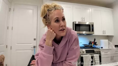 Brandilove – MILF Blonde Curvy Tattooed Unboxing