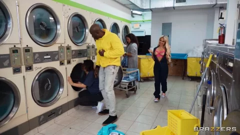 Brazzers Extra – Luna Luxe Laundromat Loads