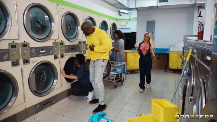 Brazzers Extra – Luna Luxe Laundromat Loads