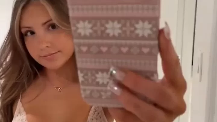 Teen takes selfie in lingerie