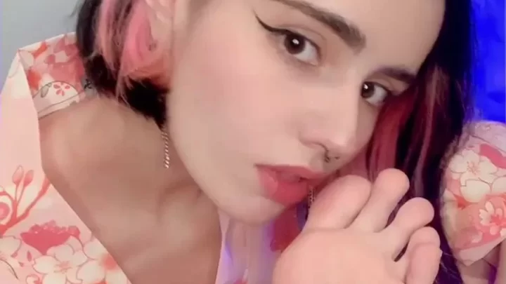 Petite Latina with pink highlights sucks own foot