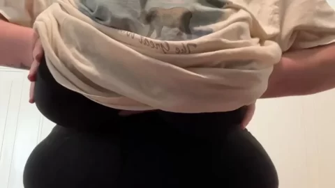 Curvy White Woman Exposes Herself on Camera