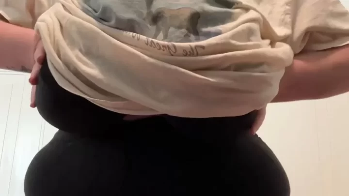 Curvy White Woman Exposes Herself on Camera