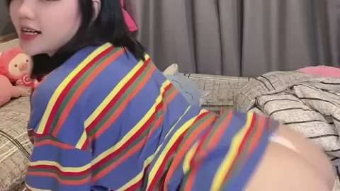 Asian girl on all fours, exposing buttocks