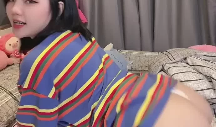 Asian girl on all fours, exposing buttocks