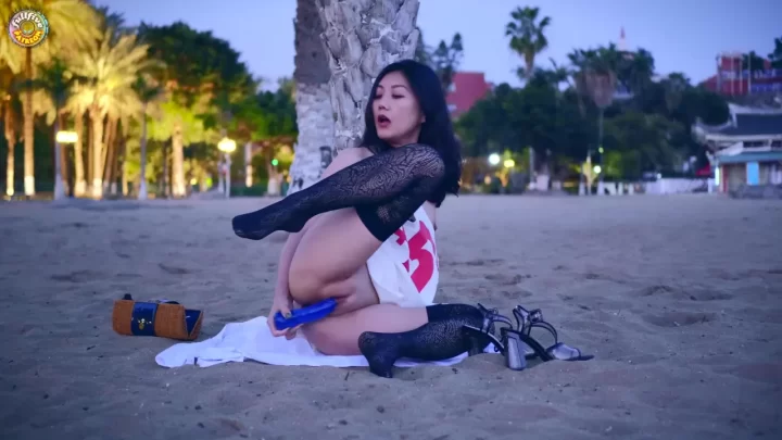 FullFive – Squirting on the public beach at dusk