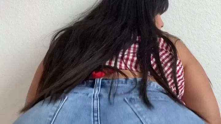 Latina bends over, shows off her butt