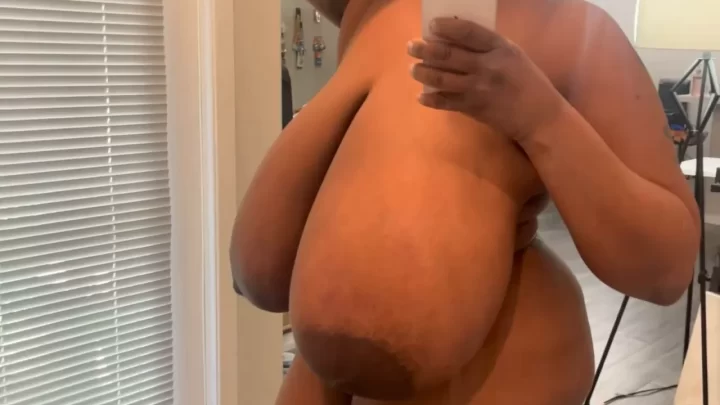 curvy black woman posing with phone
