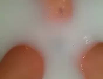 Brunette in Bathtub – Solo Play