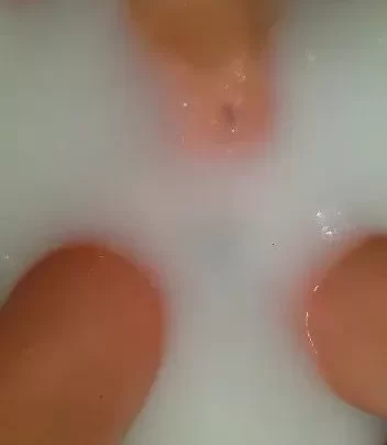 Brunette in Bathtub – Solo Play