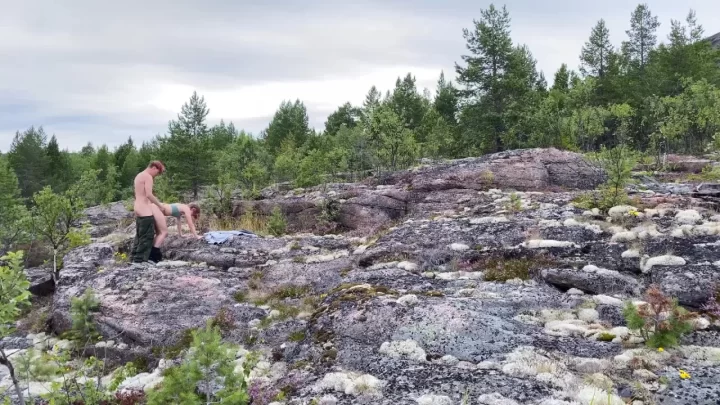 Sten – Smuk pige i naturen