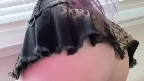 curvy white girl with purple hair shakes her butt