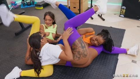 HotAndMean – Kira Noir, Ryan Reid, Mikey Star Lesbians Workout