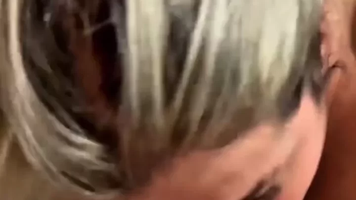 0 Loira Milf Mamando E Pedindo Ate Levar Leite Na Boca
