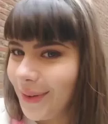 Teen brunette gets up close
