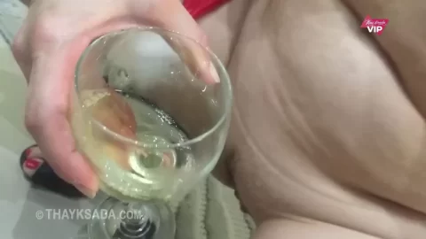 thay ksada tomando um vinho