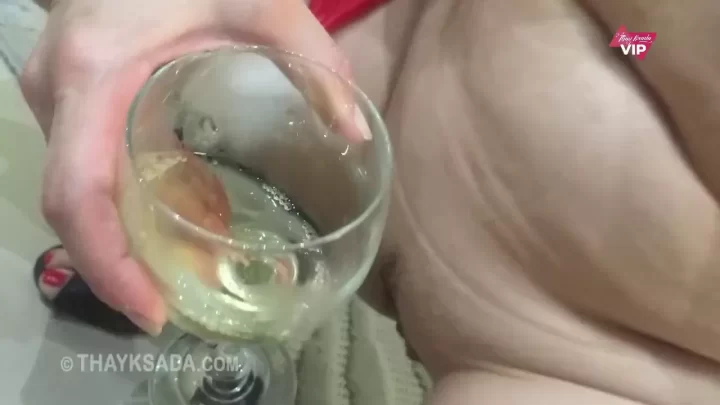 thay ksada tomando um vinho