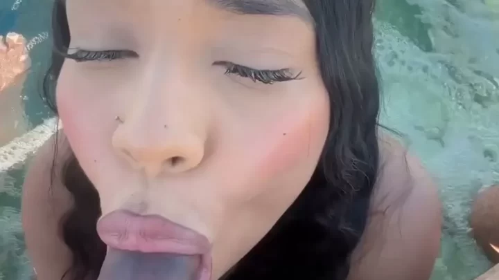 Sxyglodess – Facial In The Pool