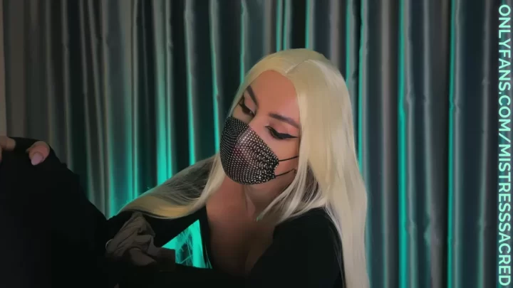 Blonde takes off stockings on stage