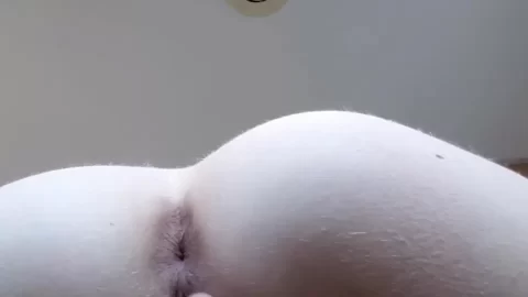 Teen girl fingers herself, spreads cheeks
