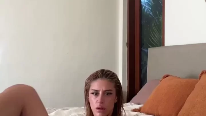 Itslilierose Rubs Her Pussy