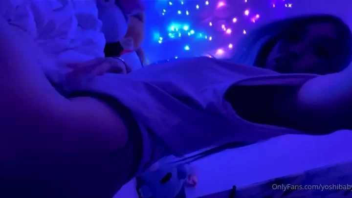 Teen with tattooed arm fucks herself on camera