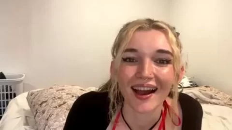Madiruve Masturbates Live