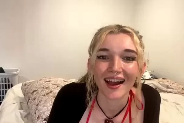 Madiruve Masturbates Live