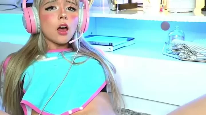 Izzybunniescollab – Pounds Her Pussy With Her Fuck Machine