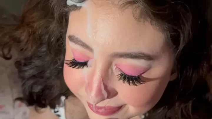 White guy gets blowjob from petite white girl