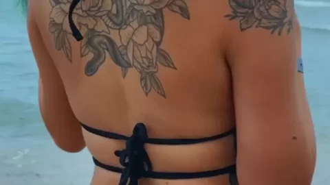 Teal-haired Latina in black bikini outdoor fuck