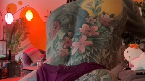 Curvy White Girl with Tattoos Exposes Buttocks