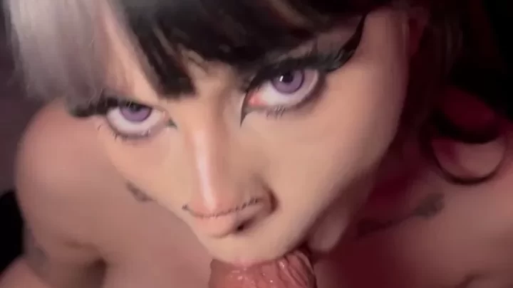 Sweetmuffiins Performs a Steamy Blowjob