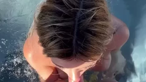 Mercedes Blanche Sucks a Dick In The Tub